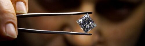 Diamantexpert bestudeert een investeringsdiamant BNT Diamonds