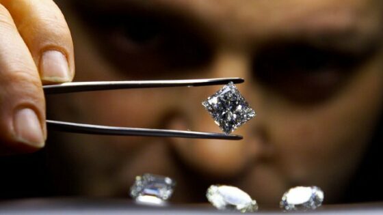 Diamantexpert bestudeert een investeringsdiamant BNT Diamonds